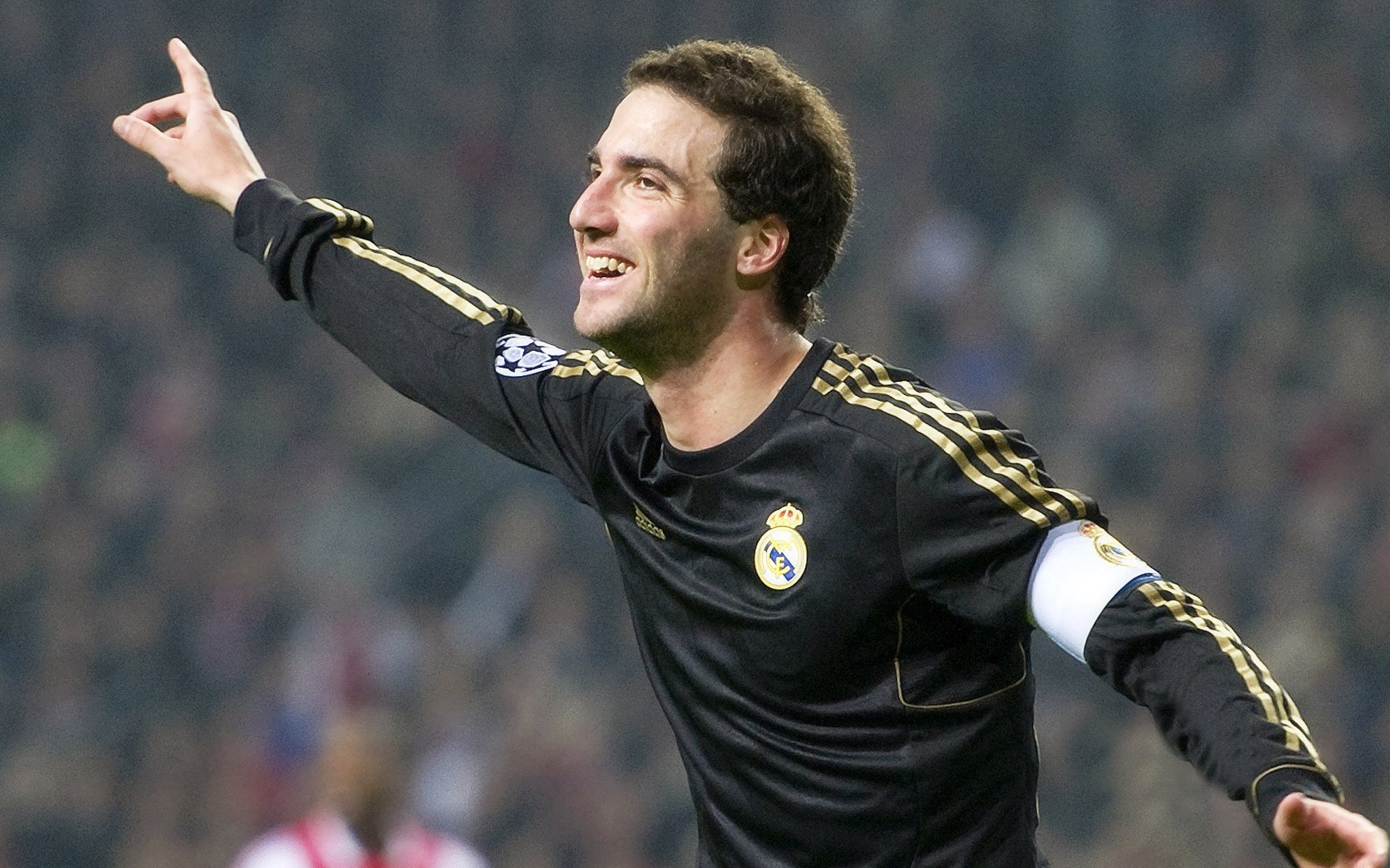 全黑队的突破速度和球员之间的默契配合无与伦比，全黑队战舞